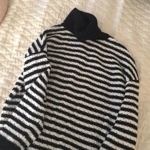 GAP black and white turtle neck sweater